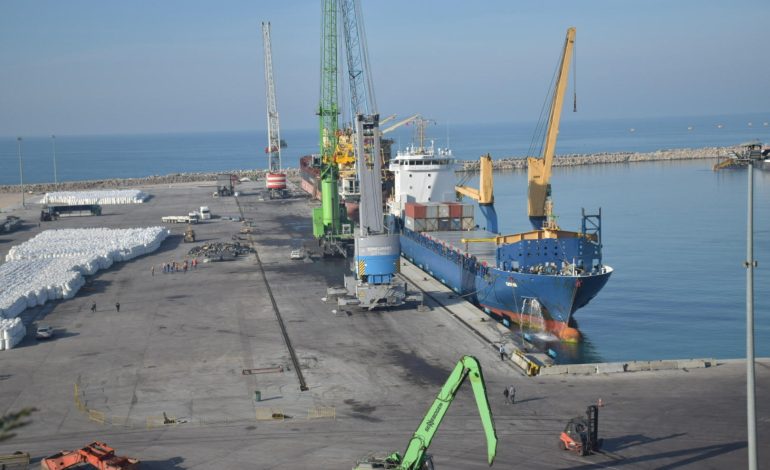 Anija e ngarkuar ‘me eksplozivë për Izraelin’ ankorohet në fshehtësi në Porto Romano