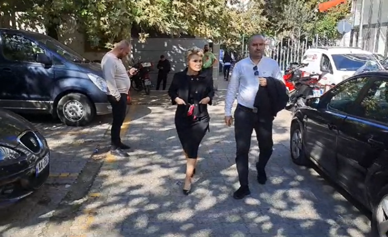 Me duar në xhepa/ Mbërrin në GJKKO Monika Kryemadhi, rinis gjyqi ndaj ish-presidentit Meta, deputetes dhe dy të akuzuarve të tjerë