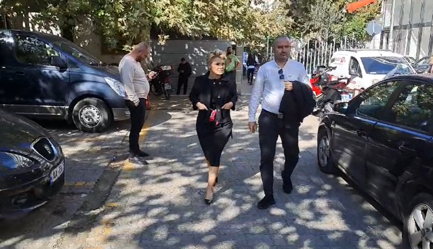 Me duar në xhepa/ Mbërrin në GJKKO Monika Kryemadhi, rinis gjyqi ndaj ish-presidentit Meta, deputetes dhe dy të akuzuarve të tjerë