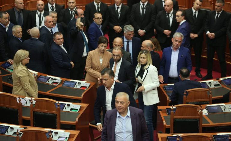 Socialistët dhe policia kërkojnë ndëshkim për deputetët opozitarë