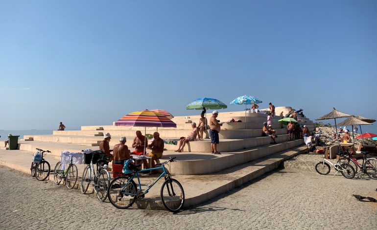 Pensionistët e Durrësit sfidojnë vitet mes valëve të detit 