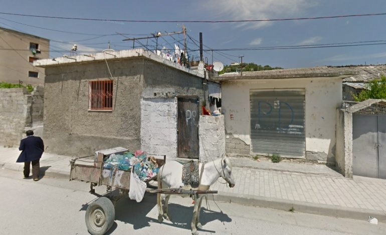 Asbesti në çatitë e banesave rrezikon jetën e banorëve të Beratit