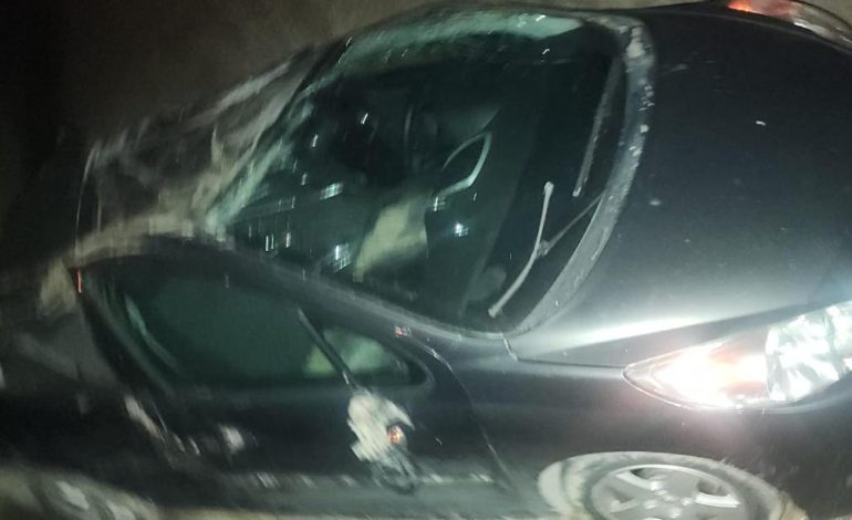 Aksident në autostradën Fier-Vlorë, 27-vjeçari humb kontrollin e mjetit si pasojë e shpejtësisë dhe del nga rruga, plagoset rëndë