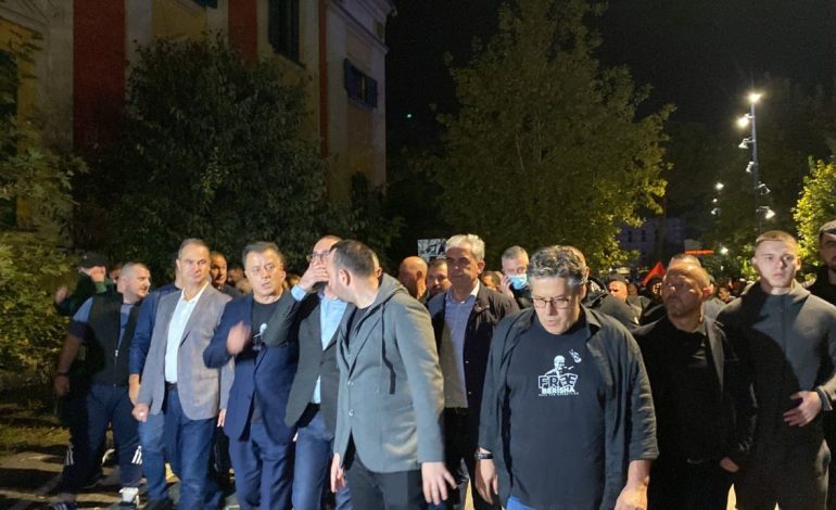 LAJM I FUNDIT! Pas Kryeministrisë dhe Selisë së PS, protestuesit zhvendosen në Ministrinë e Brendshme, hedhin sërish molotovë