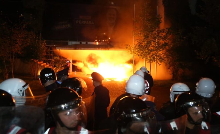 Protesta e opozitës/ Policia procedon Nokën dhe Bardhin! Një protestues i arrestuar dhe nëntë të shpallur në kërkim