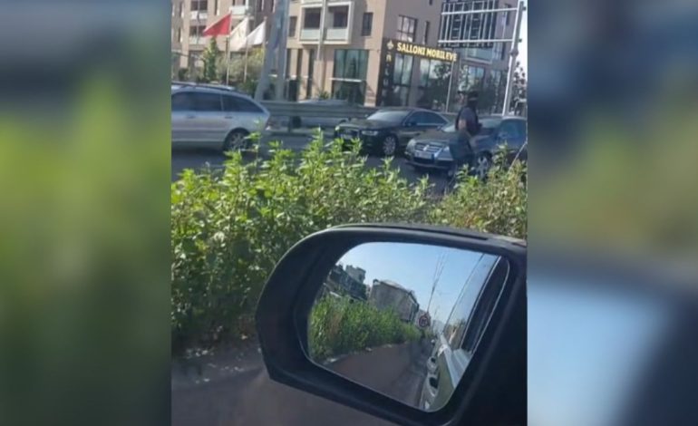 Video e re/ “Hiqe telefonin”, momenti nga aksioni i arrestimit të Ilir Metës. Qytetari filmon efektivët me maska, por…  