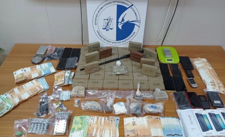 Emri/ Greqi, shkatërrohet grupi i shitjes së heroinës që drejtohej nga shqiptari, arrestohet bashkë me 8 grekë