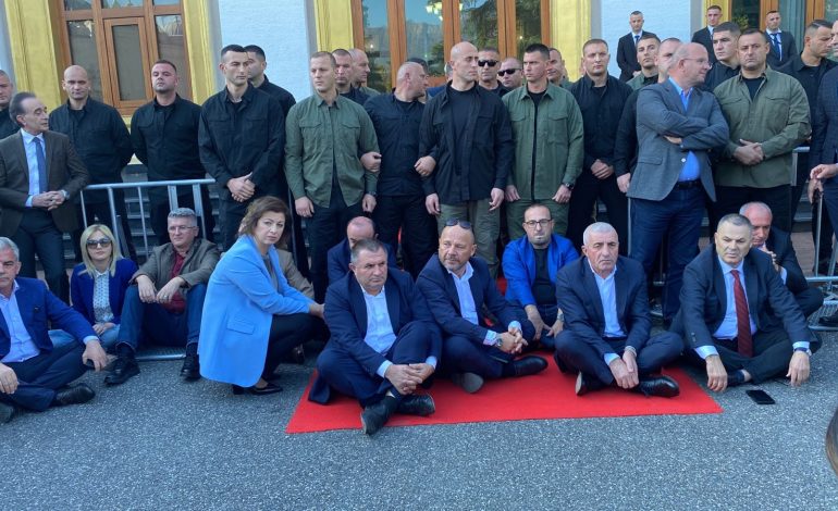 Grada nuk i lejoi të futen brenda, deputetët e përjashtuar e opozitës ndryshojnë “skenar”, shikoni veprimin e tyre