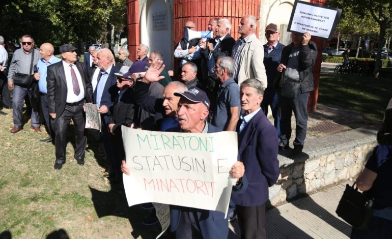 Minatorët në protestë jashtë Kuvendit, kërkojnë miratimin e statusit të tyre