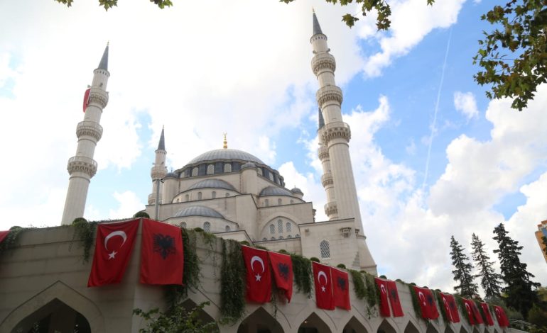 ‘Një ceremoni politike’: Ndikimi i Turqisë për kontrollin e Xhamisë së Madhe të Tiranës