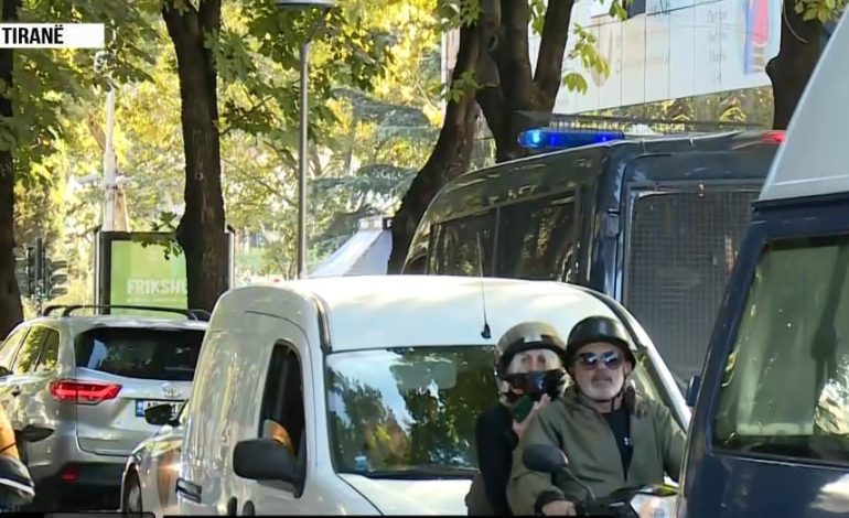 Ilir Meta del nga Drejtoria e Policisë, niset drejt bllokut të sigurisë te “Mine Peza”