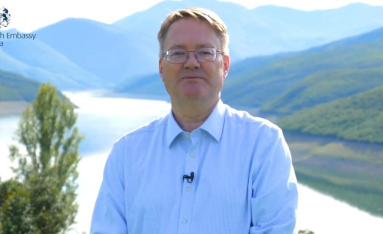 Anglia nisma që të rinjtë në veri të qëndrojnë në Shqipëri, ambasadori britanik nga Kukësi: Do të investojmë në rritjen ekonomike dhe sipërmarrjen