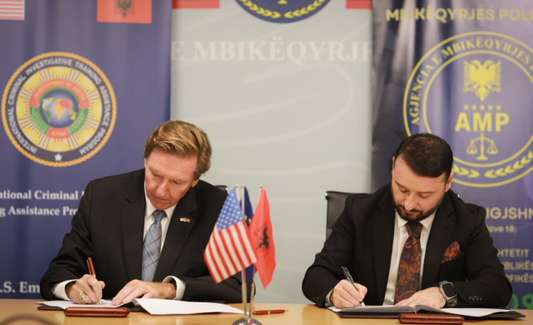 Nënshkruhet marrëveshja mes përfaqësuesve të ambasadës amerikane në Shqipëri dhe AMP, 1.2 mln euro në ndihmë të mbikëqyrjes policore