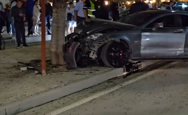 Aksident i rëndë në Vlorë/ Makina i pret rrugën “Mercedes-it”, mjeti luksoz bëhet ‘copë e çikë’, shoferi merr plagë të rënda në kokë