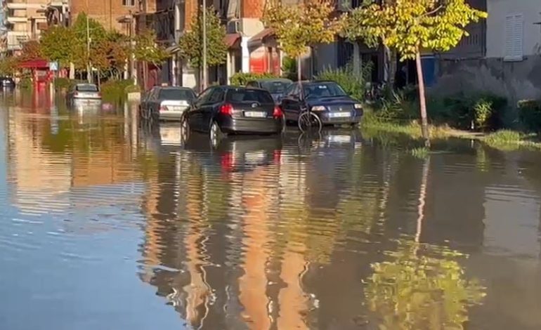 Përmirësohet situata nga përmbytjet në Vlorë, vijon pastrimi i inerteve dhe evidentimi i dëmeve! Shpërndahen ndihmat ushqimore