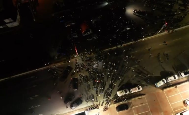 Pamje me dron/ Bllokohet ish-sheshi Shqiponja, ja sa protestues marrin pjesë, ç’po ndodh në një orë protestë