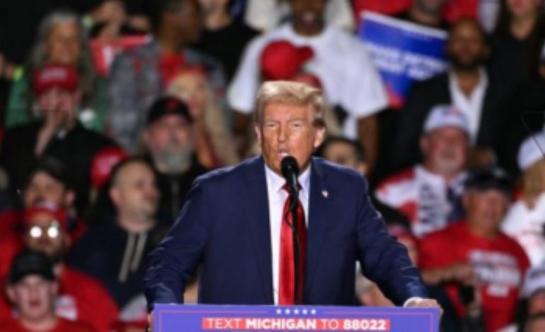 VIDEO/ Trump përballet me situatën e sikletshme, i fiket mikrofoni gjatë fjalimit në tubim, ja si vepron ai