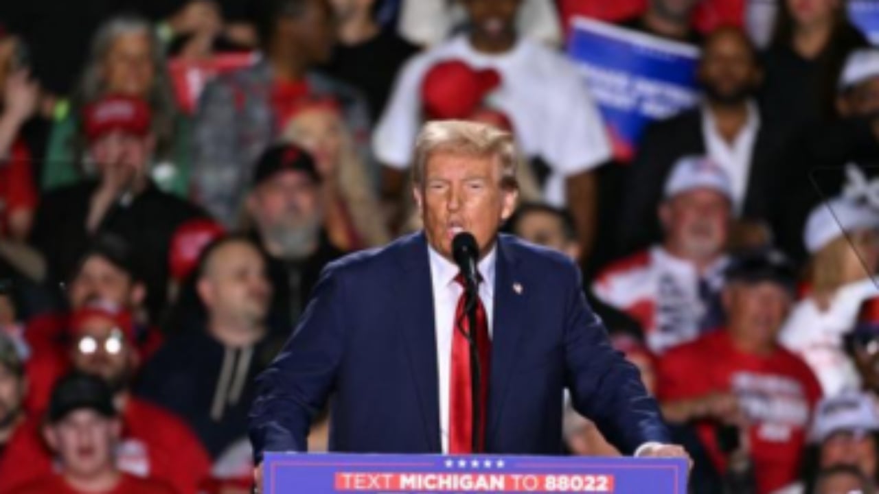 VIDEO/ Trump përballet me situatën e sikletshme, i fiket mikrofoni gjatë fjalimit në tubim, ja si vepron ai