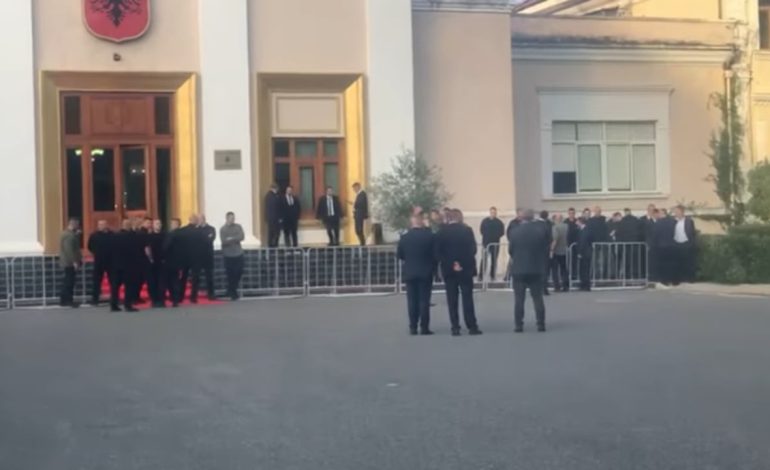 Gardh metalik para portës së Kuvendit/ Merren masa para nisjes së seancës plenare, opozita pritet me të njëjtin skenar