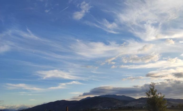 Diell dhe kthjellime/ Parashikimi i motit, temperatura deri në 26 gradë C