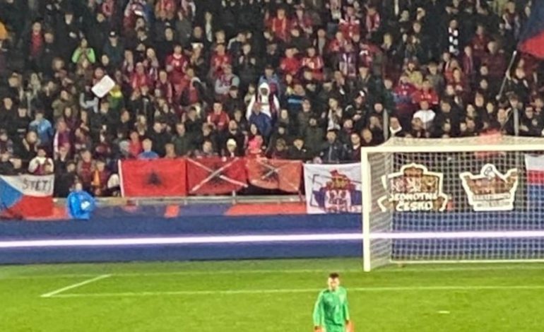 Skandal në Çeki! Tifozët vendas i vendosin kryq flamurit shqiptar, kthejnë shqiponjën me kokë poshtë dhe shpalosin flamurin serb