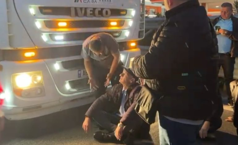 Protesta në aksin Lezhë-Tiranë/ Qytetarët ulen para kamionit, i bllokojnë rrugën: Fike, mos harxho naftë