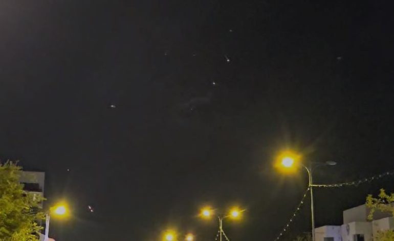 Irani nis hakmarrjen ndaj Izraelit, qindra raketa lëshohen drejt Tel Avivit, ndizen sirenat e alarmit