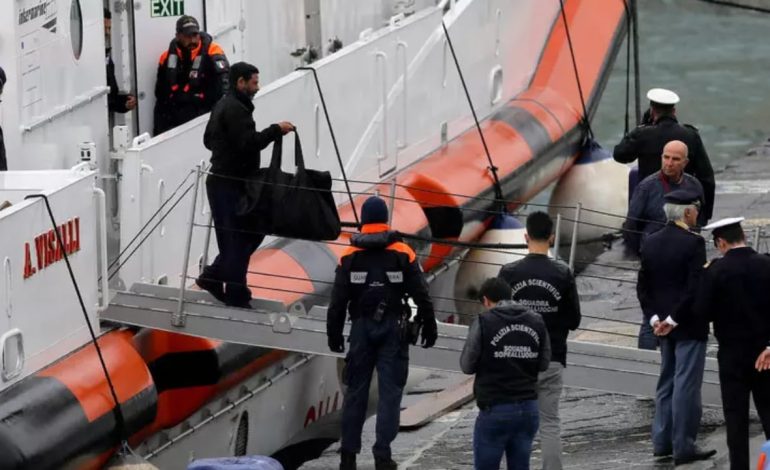 12 emigrantët e larguar nga Gjadri mbërrijnë në Bari, do të dërgohen në qendrën e pritjes, mediat italiane: Janë të frikësuar dhe të tronditur