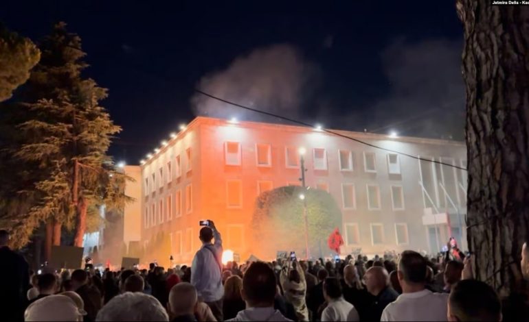 Protesta me 10 policë të plagosur, arrestohet 1 protestues! 3 në hetim dhe disa në kërkim