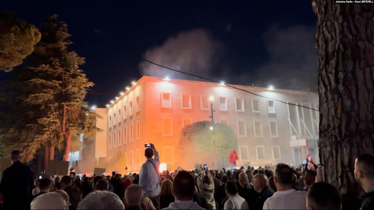 Protesta me 10 policë të plagosur, arrestohet 1 protestues! 3 në hetim dhe disa në kërkim