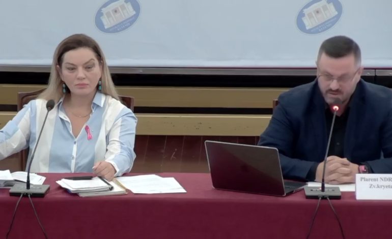 “Atë kolegun tuaj e futën bandat”, Vokshi komenton arrestimin e Çyrbes tek “Sterilizimi”, Ndreca i kthehet: Ta dinë fytyrën para meje, kur i firmos vëllai yt ato auditimet…