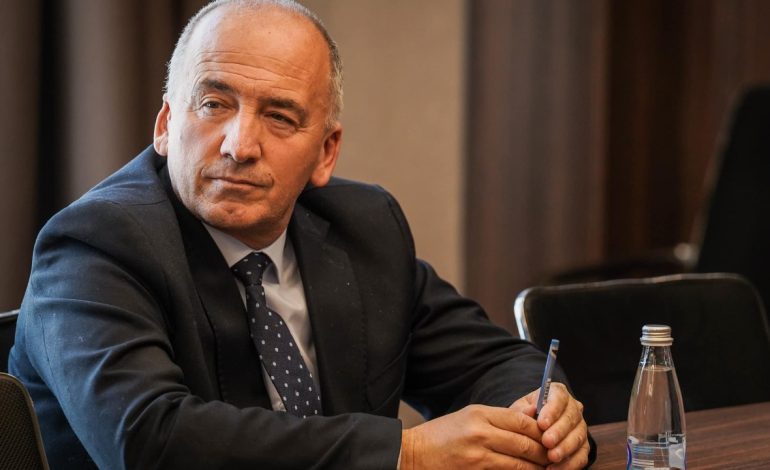 Sulmohet fizikisht kryetari i Komunës së Pejës, arrestohen autorët