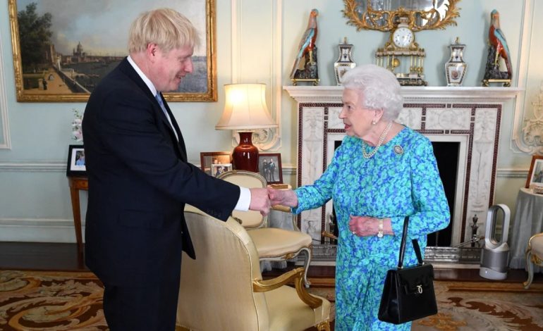 Ish-kryeministri Boris Johnson thyen protokollin! Zbulon se nga cila sëmundje e rëndë vuante Mbretëresha Elizabeth II