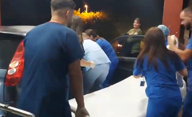 Tirana në kaos prej protestës, makina ngeci në trafik, qytetarja lind fëmijën në automjet									
									 07/10/2024 21:41