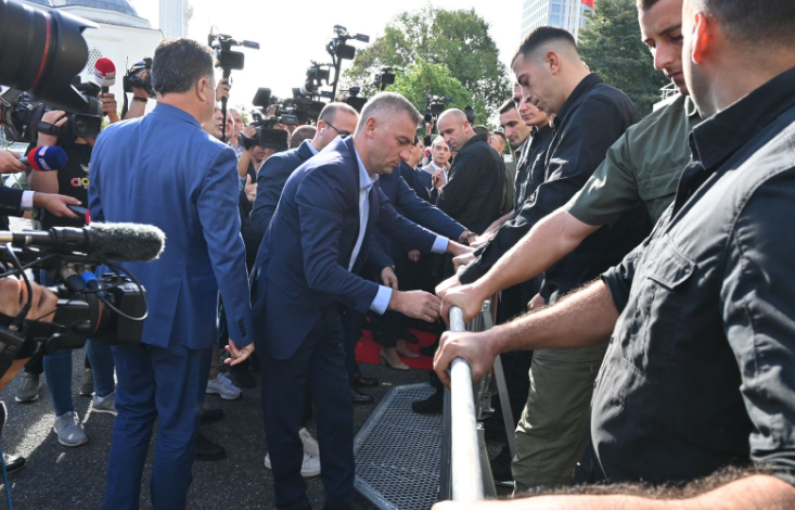 Përplasjet në Kuvend/ “Ku janë ambasadorët?” Gjekmarkaj: FNSH u fut si në shtetet që sundohen nga juntat!