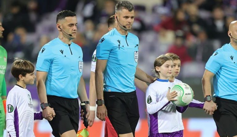Për herë të parë/ Gjashtë arbitra shqiptarë vendosin drejtësi së bashku në ndeshjen e Conference League