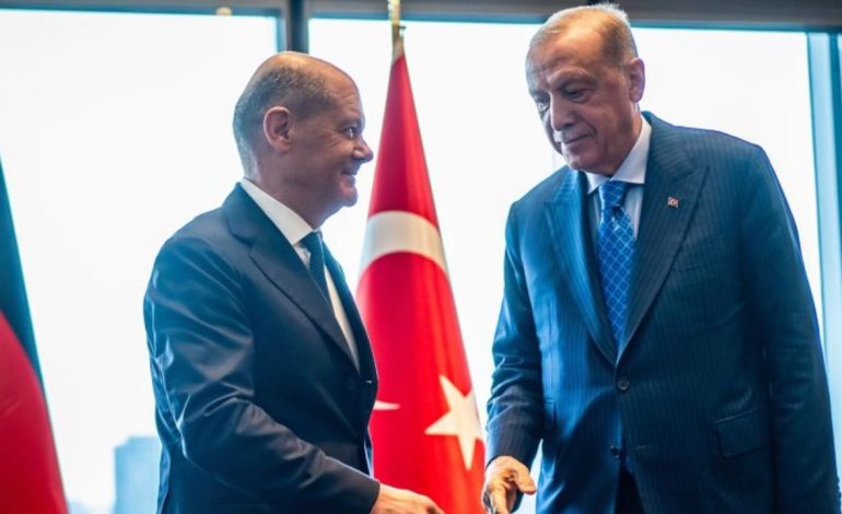 Qëndrime të kundërta, por edhe interesa të mëdha! Erdogan takohet me Olaf Scholz