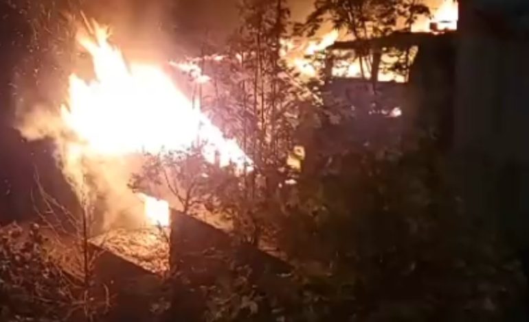 Përfshihet nga flakët një hangar në fshatin Dardhë të Korçës, zjarri dyshohet i qëllimshëm