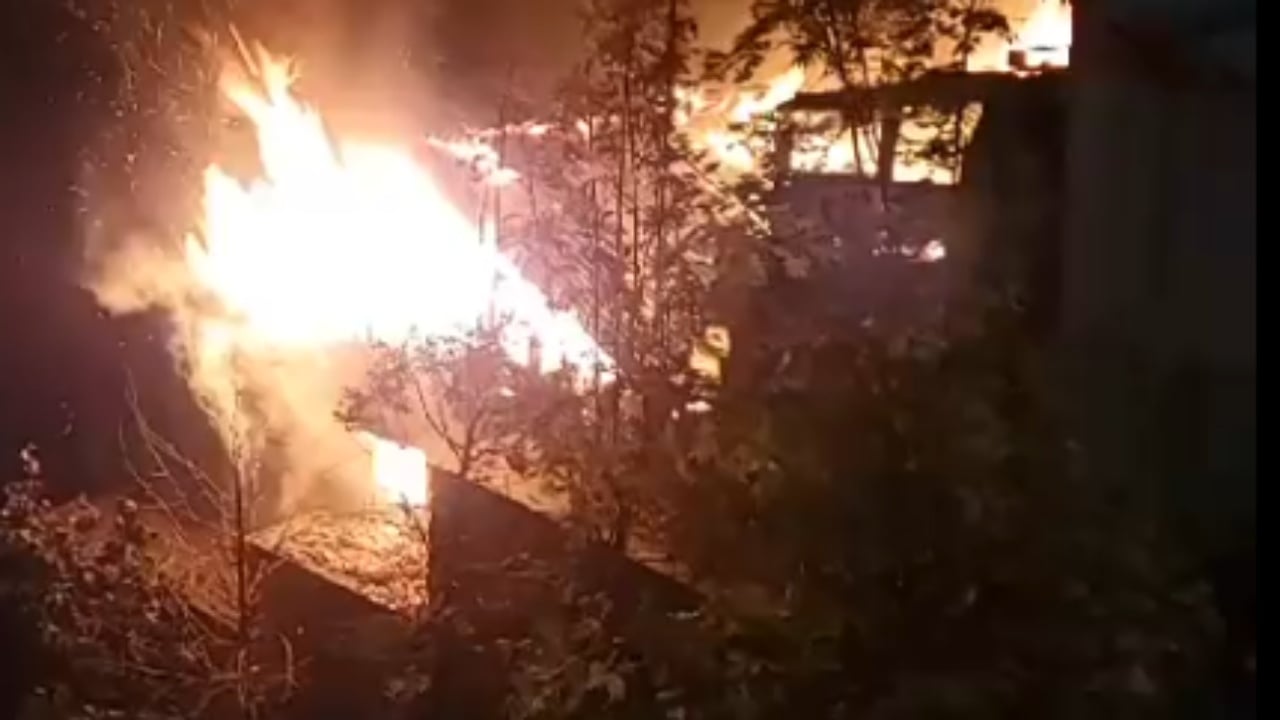 Përfshihet nga flakët një hangar në fshatin Dardhë të Korçës, zjarri dyshohet i qëllimshëm
