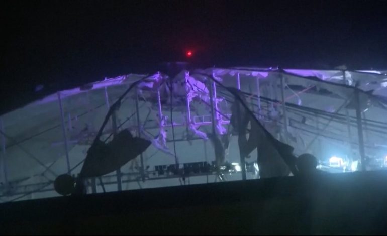 VIDEO/ Po përdorej për të strehuar qytetarët, uragani “Milton” shemb çatinë e stadiumit gjigand në Florida