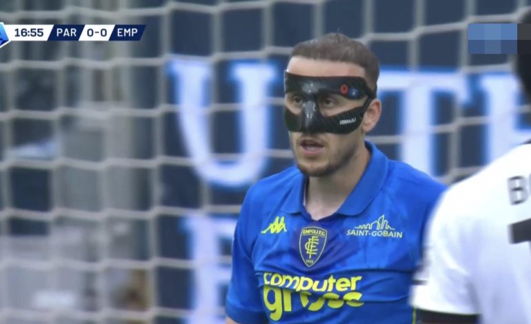 Ka pësuar dëmtim në fytyrë, Ardian Ismajli mban në maskën e personalizuar flamujt e Shqipërisë dhe Kosovës