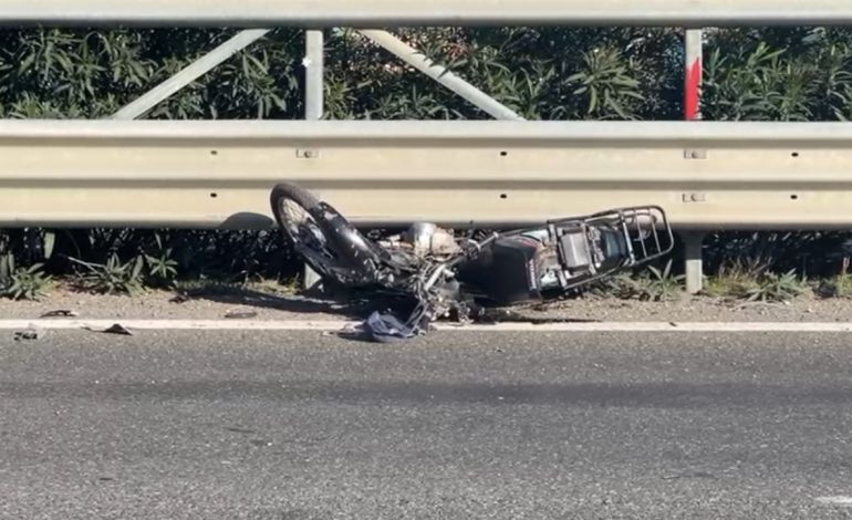 Vjedh motorin, por e pëson keq/ Aksidentohet rëndë ndërsa largohej me shpejtësi kur u pikas nga pronari i mjetit