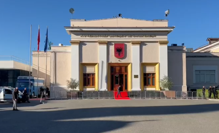 Çfarë po ndodh në PD para nisjes së seancës? Demokratët mblidhen për të diskutuar skenarët. Protestuesit tek Bashkia në pritje të udhëzimeve