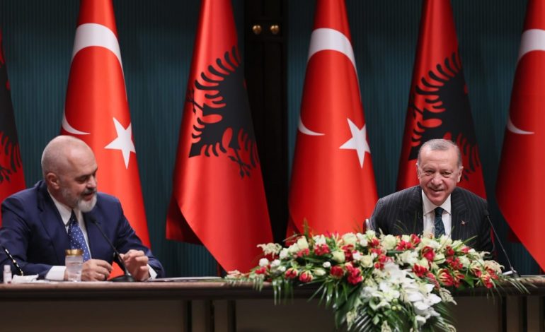 Nga takimi me Begajn, konferenca e përbashkët me Ramën dhe inaugurimi i xhamisë së Namazgjasë/ Zbardhet agjenda e plotë e vizitës së Erdogan në Tiranë