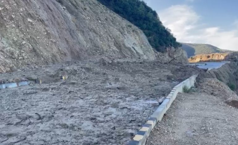 Reshjet intensive shkaktojnë rrëshqitje dheu në bypass-in e Vlorës, bllokohet rruga