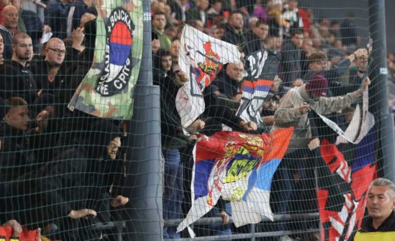 VIDEO/ Skandal në ndeshjen Serbi-Zvicër, thirrje anti-shqiptare dhe flamuj provokues