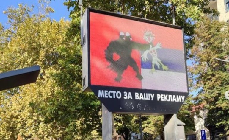 Shqiponja me dy krerë ‘kap prej fyti’ atë serbe/ Hakerohet billbordi në Serbi, fotoja virale shfaqet në mes të qytetit
