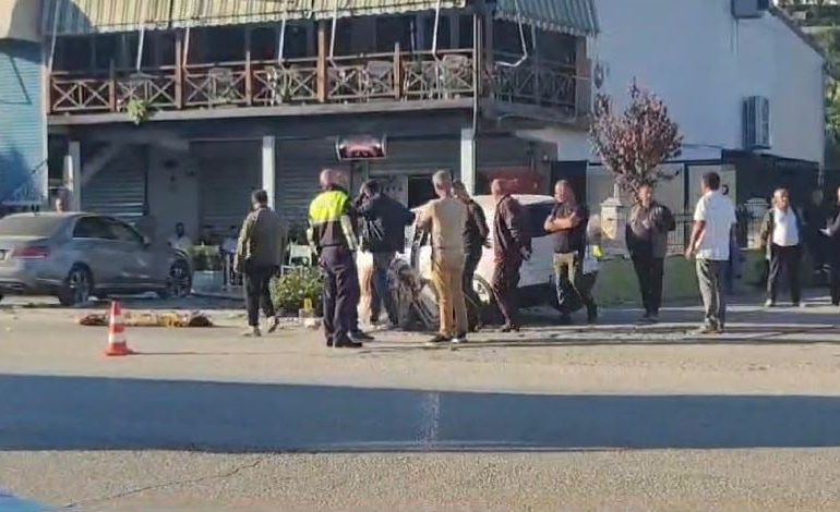 Tragjedia në Peqin! Fëmija në trotuar pranë shkollës, makina me shpejtësi devijon mjetin tjetër dhe e përplas për vdekje