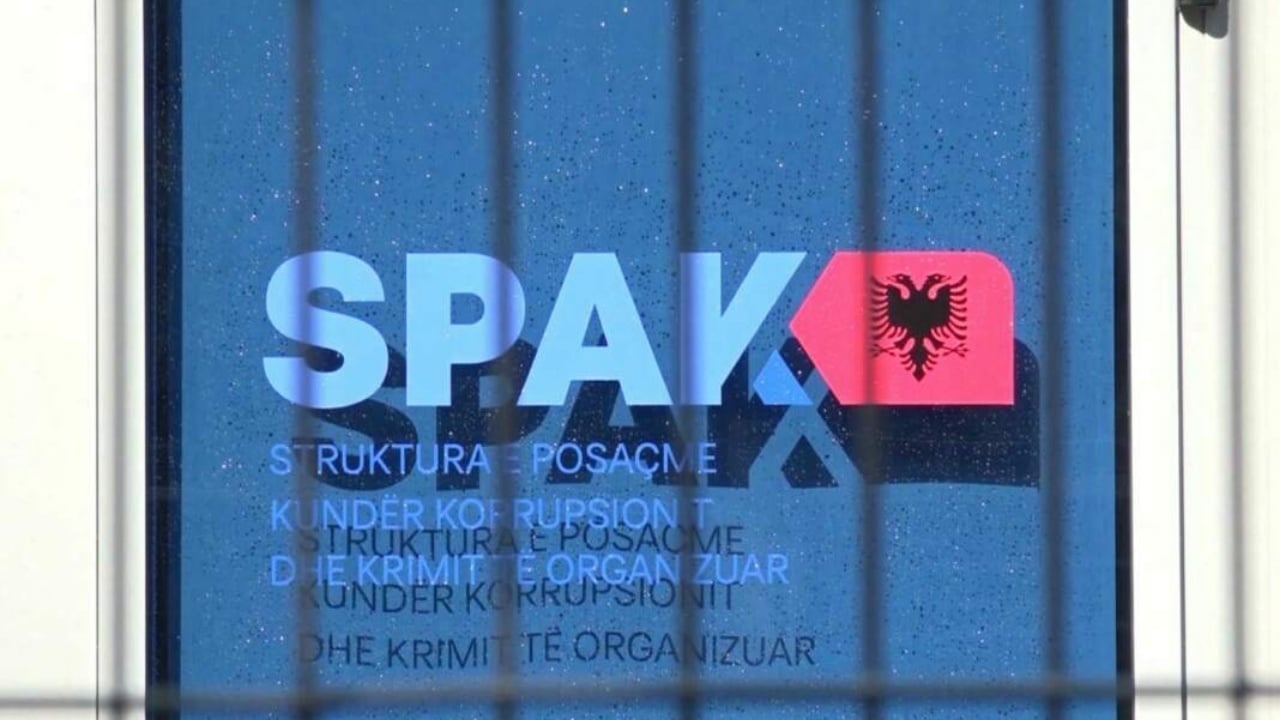 Megaoperacioni në Elbasan/ SPAK njoftim zyrtar: Masa sigurie për 21 persona, 18 arrest me burg, mes tyre edhe zyrtari i lartë i policisë
