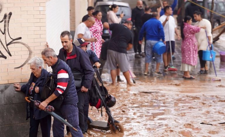 Spanja shpall tre ditë zie kombëtare! Shkon në 95 numri i viktimave nga përmbytjet, rrugët kthehen në lumenj